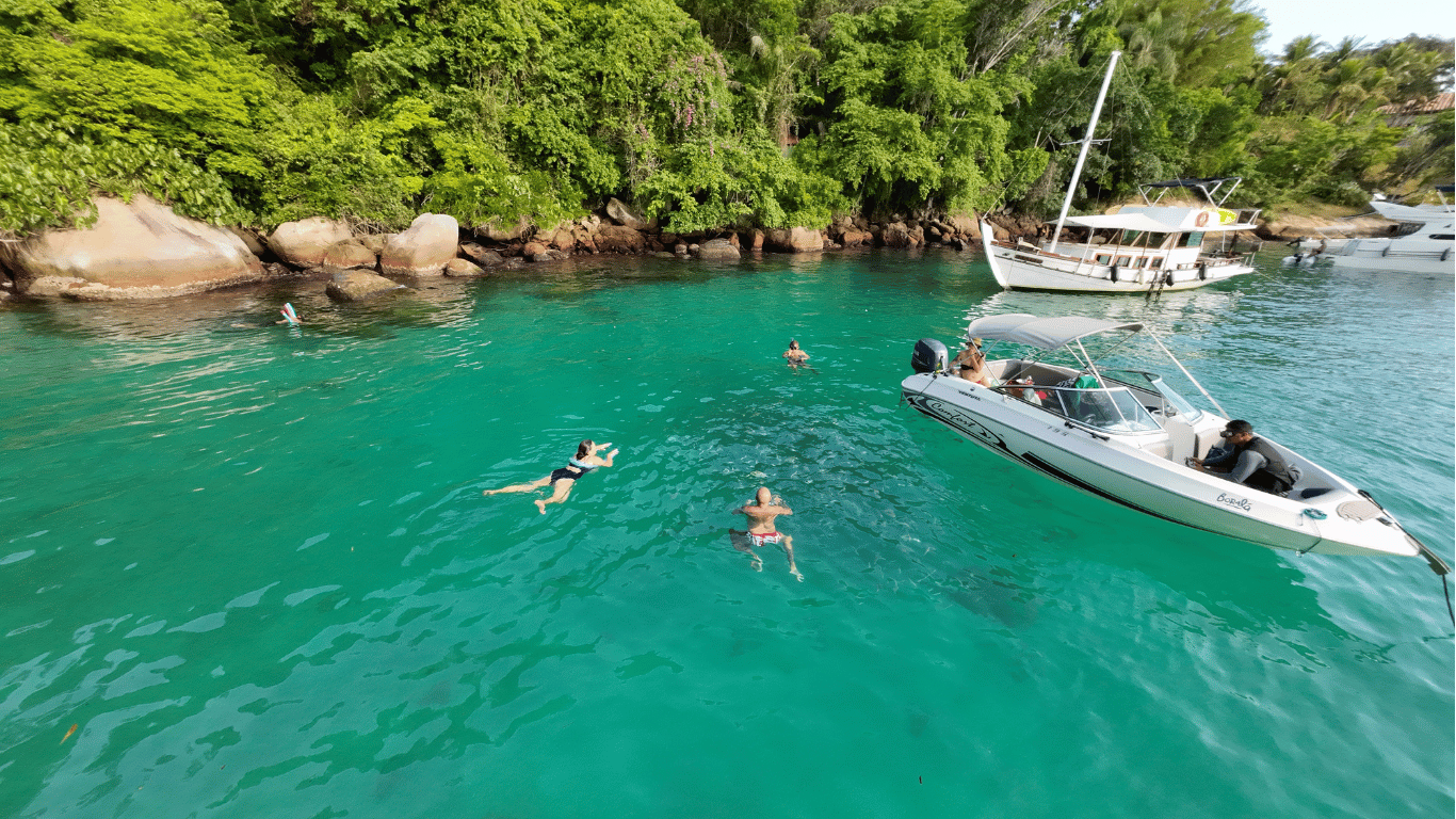passeio de lancha bora la na ilha dos cocos paraty